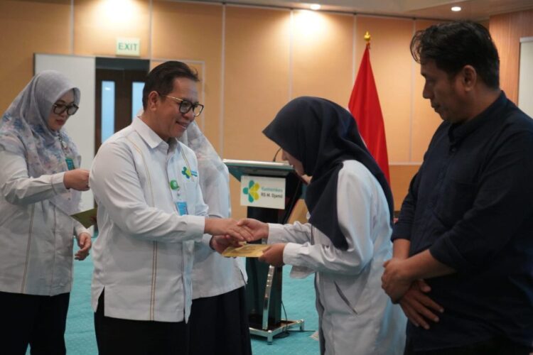 Penyerahan bantuan dipimpin langsung oleh Direktur Utama RSUP Dr. M. Djamil, Dr. dr. Dovy Djanas, Sp.OG, KFM, MARS, FISQua di Auditorium Lantai IV Gedung Administrasi dan Instalasi Rawat Jalan RSUP Dr. M. Djamil, Kamis (4/12).DOK AFRIANITA