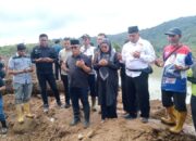 Tangisan Bupati Yulianto di Lokasi Longsor Sinuruik, Saat Doa Bersama Penuhi Haru, Pencarian Korban Terus Dimaksimalkan