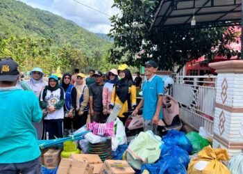 Tiga Organisasi Perempuan di Pessel Kompak Bantu Korban Banjir di Bayang Utara