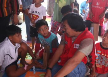 PMI dan Komeng Gelar Trauma Healing untuk Korban Bencana di Sumbar