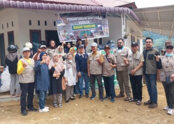 Tim Peduli Bencana Fakultas Peternakan UNAND Serahkan Ribuan Butir Telur di Batu Busuk dan Sekitarnya