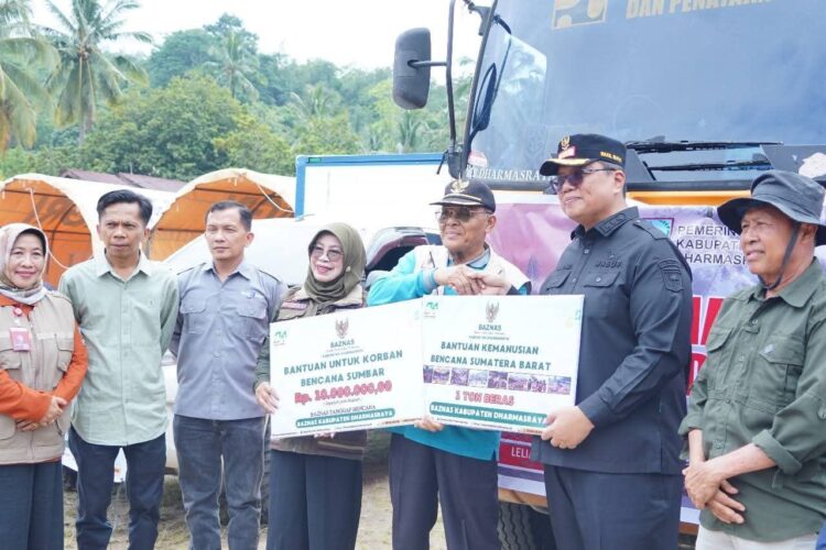 Pemkab Dharmasraya serahkan bantuan kepada korban bencana.ist