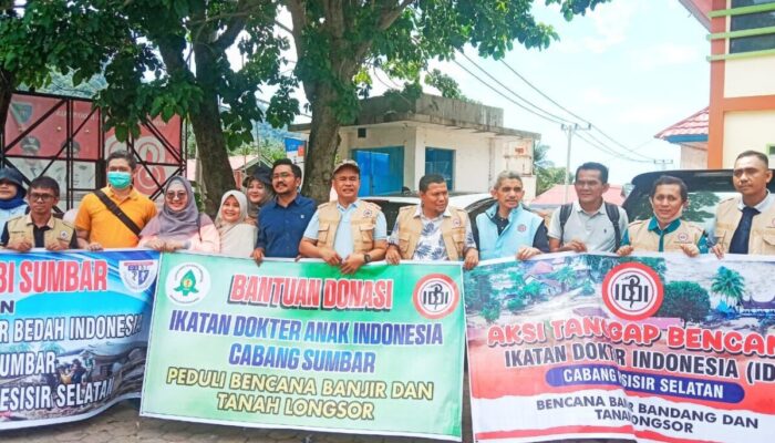 IDI dan PAPDI Sumbar Salurkan Bantuan bagi Korban Banjir di Bayang Utara, Siapkan Pengobatan Massal