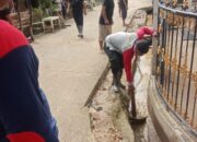 Hari Ketiga, Tim Relawan Dharmasraya Terus Bantu Bersihkan Lingkungan Akibat Bencana Banjir di Nanggalo