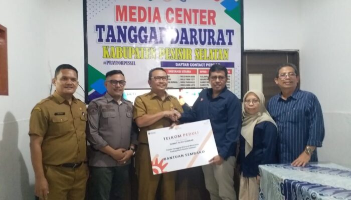 Telkom Indonesia Salurkan Bantuan untuk Warga Terdampak Banjir dan Longsor di Pesisir Selatan