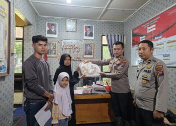 Kapolres Pasbar  Beri Bantuan Beasiswa dan Perlengkapan Sekolah untuk Anak Korban Bencana