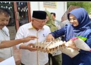 Rektor UNES Serahkan  Bantuan kepada Dosen dan Tendik Terdampak Bencana Banjir Padang
