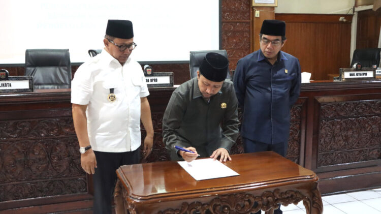 Pemerintah Kota (Pemko) dan DPRD Kota Bukittinggi menyutujui Rancangan Peraturan Daerah (Ranperda) inisiatif DPRD Bukittinggi tentang Pengelolaan Jaminan Produk Halal untuk ditetapkan menjadi Peraturan Daerah (Perda) Kota Bukittinggi. IST