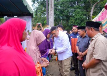 Tinjau ke Lokasi Bencana Sumut, Wamen Ossy Serahkan Bantuan dan Dengarkan Cerita Warga Terdampak