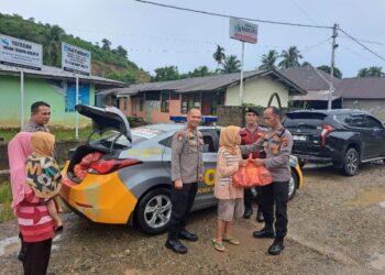 Polsek Koto XI Tarusan Salurkan 125 Paket Sembako untuk Warga Terdampak Banjir