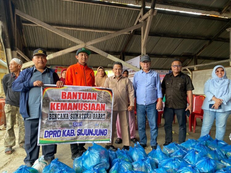 Wakil Ketua DPRD Sijunjung Syahril Syamra, Kepridaus serta anggota DPRD Sijunjung didampingi Sekwan Miswita SH,MH saat menyerahkan bantuan di Nagari Sungai Landia Kabupaten Agam. IST