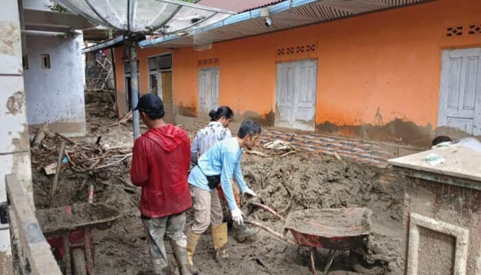Relawan IKA FISIP UNRI Hadir di Muaro Ambius, Menjaga Asa di Tengah Puing Banjir Bandang
