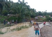 Tingginya Intensitas Hujan, Warga Kubu Anau Goro Perbaiki Aliran Sungai