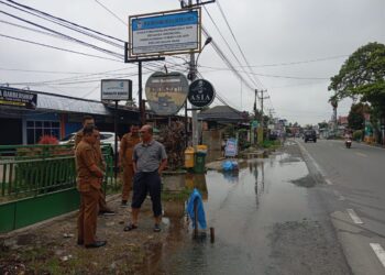 Saluran Air Tersumbat Permanen, Genangan Air Hiasi Ruas Jalan Nasional, Halaman Kantor OPD dan Rumah Warga di Tanjung Pati