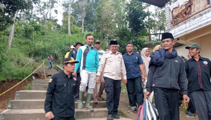 Gerak Cepat di Tengah Galodo: Bupati Eka Putra Dampingi Warga Tanah Datar dari Hari Pertama Bencana