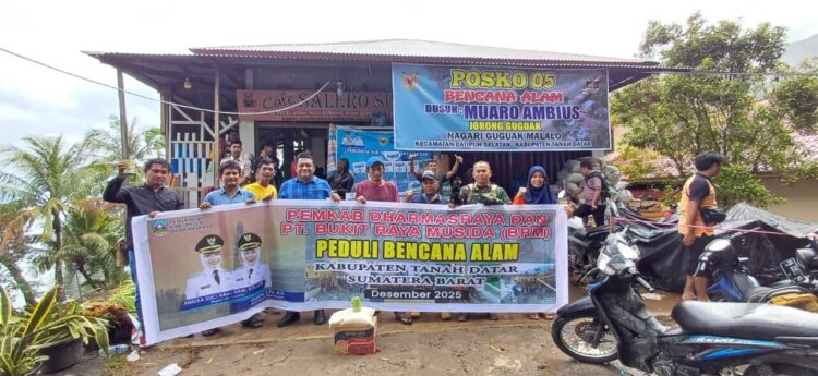 Tim relawan PT.BRM saat di lokasi bencana Solok dan Tanah Datar.ist