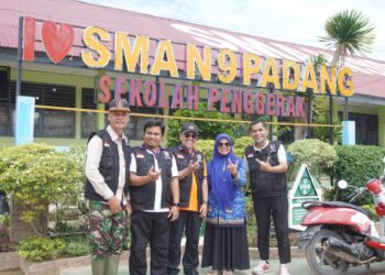 Menumbuhkan Harapan: Universitas Islam Sumatera Barat Bersihkan Lumpur Pascabencana di SMA Negeri 9 Padang