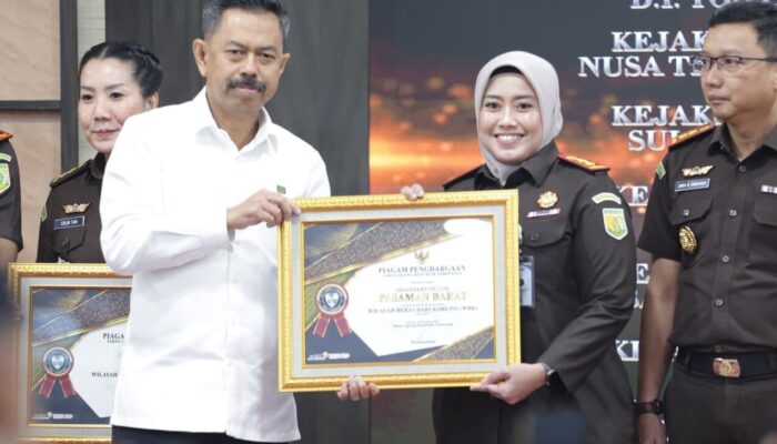 Raih Prestasi Gemilang di Penghujung 2025, Kajari Pasbar Tjut Zelvira Novani Terima Penghargaan WBK dari Kejagung