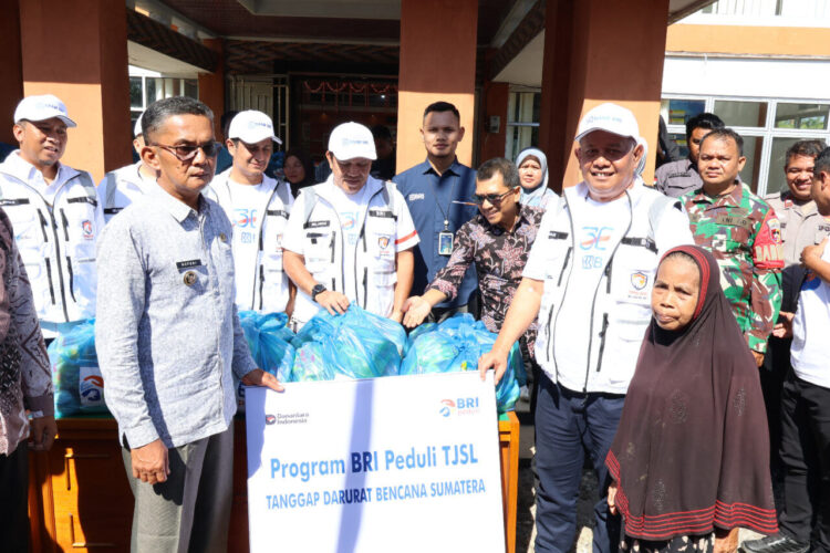 Bantuan dengan total nilai Rp500 juta tersebut diserahkan langsung oleh Helvi Yuni Moraza selaku Komisaris BRI kepada warga terdampak disaksikan Regional CEO BRI Region 3 Padang, Riza Pahlevi. DOK AFRIANITA