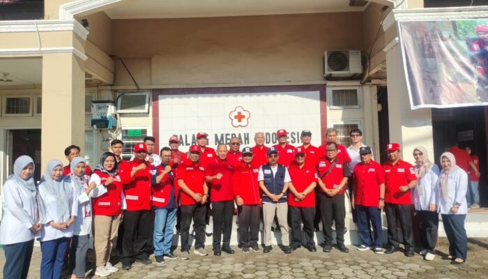 Ketua Umum PMI H.M Jusuf Kalla Kunjungi Korban Bencana di Batu Busuak