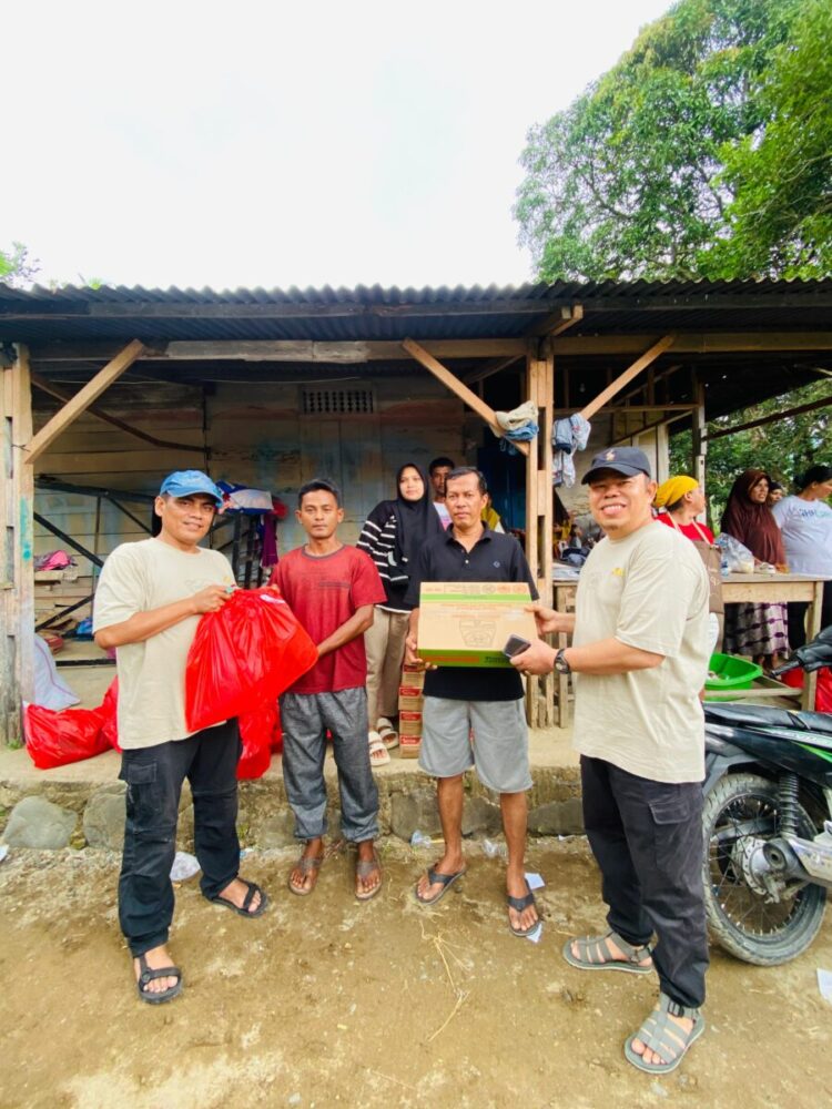 Direktur Utama PT SSBV, Mulyadi, bersama Direktur PT SSBV Supriadi menyerahkan langsung bantuan untuk korban banjir bandang di Padang, Sabtu (20/12). DOK AFRIANITA