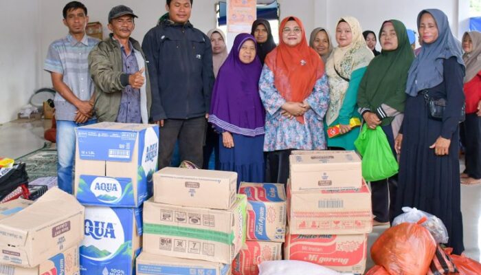 Ketua TP-PKK Agam Salurkan Logistik ke Dapur Umum