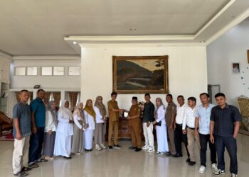 Serahkan Cindera Mata kepada Bupati Yulianto, Penantian Panjang 2.695 Honorer Pasbar Berujung Bahagia