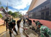 Satgas Gulbencal Yonif 133/Yudha Sakti Bersihkan Permukiman Warga Pascabanjir di Padang