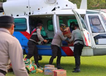 Helikopter Polri Mendarat di Pessel, Bawa Bantuan Logistik untuk Korban Banjir dan Longsor