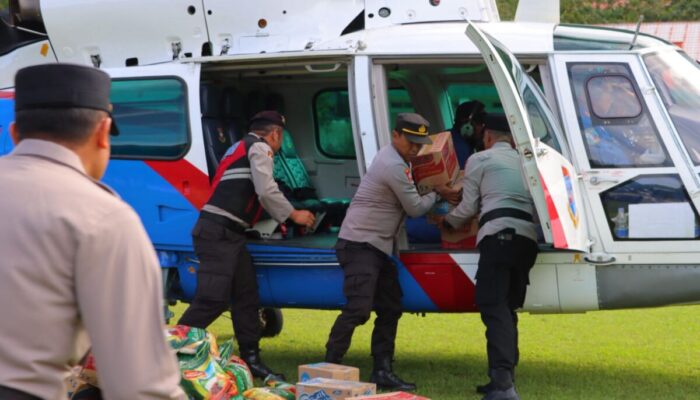 Helikopter Polri Mendarat di Pessel, Bawa Bantuan Logistik untuk Korban Banjir dan Longsor