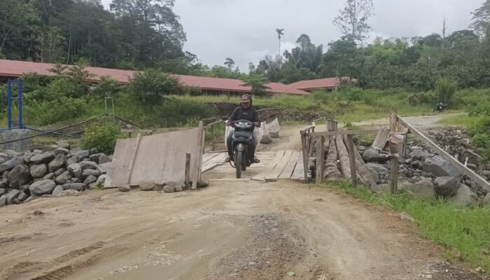 Warga Keluhkan Jembatan Utama di Pariangan Tanah Datar yang Masih Terbengkalai