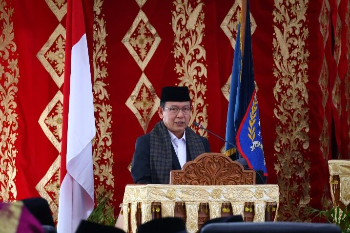 Wako Zulmaeta memberikan sambutan saat peringatan HUT Ke-55 Kota Payakumbuh yang digelar secara sederhana melalui Sidang Paripurna Istimewa DPRD Kota Payakumbuh, Selasa (17/12). IST