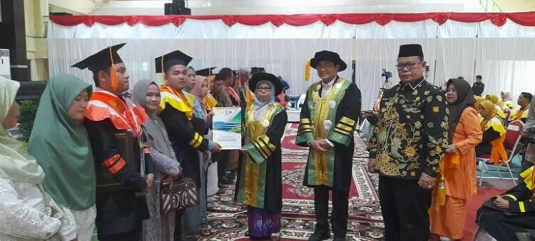 Rektor UIN Bukittinggi, Prof. Dr. Silfia Hanani, M. Si didampingi Wakil Rektor (WR) I, Dr. Afrinaldi, S. Sos. MA menyerahkan penghargaan kepada salah seorang lulusan terbaik Wisuda XI di kampus UIN Bukittinggi, Kubang Putiah, Kabupaten Agam. YURSIL