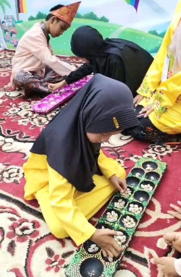 : Permainan tradisional begitu antusias diikuti oleh anak-anak. IST