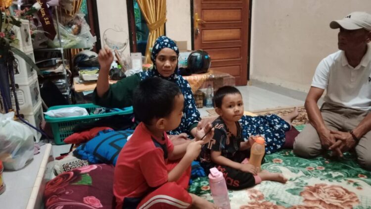 Di rumah saudara yang kini menjadi tempatnya berlindung, Rahmi Wiristya (37) menjalani hari-hari penuh luka setelah galodo menerjang Salareh Aia dan merenggut separuh keluarganya. DEPIT