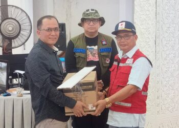Penyerahan bantuan mesin chainsaw kepada PMI Kota Padang, Minggu (21/12) kemarin. IST