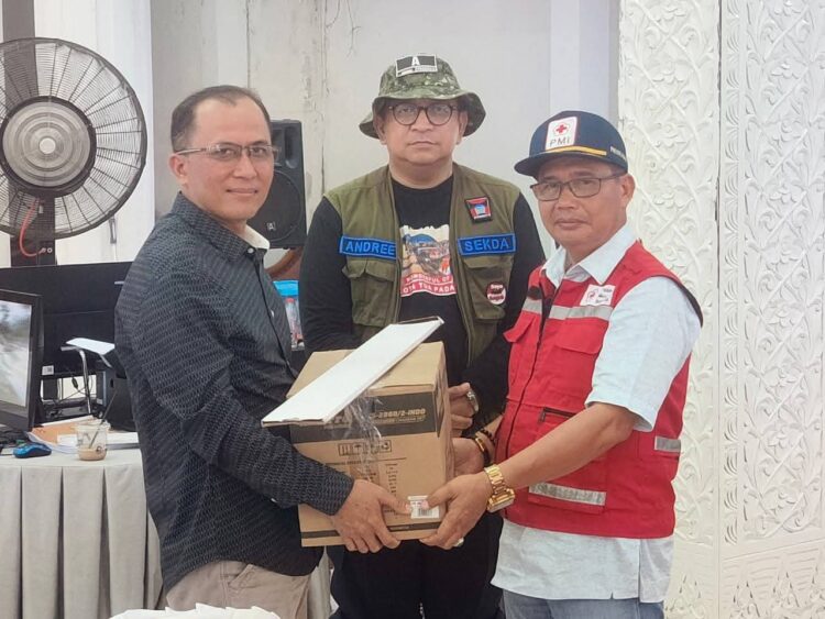 Penyerahan bantuan mesin chainsaw kepada PMI Kota Padang, Minggu (21/12) kemarin. IST