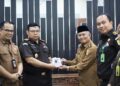 Wakil Wali Kota Solok Suryadi Nurdal didampingi Sekda Desmon, menerima cendera mata dari Kajari Solok Medie, berupa program edukatif dalam rangka peringatan HAKORDIA 2025, di ruang kerja Wawako Solok, Selasa (9/12). IST