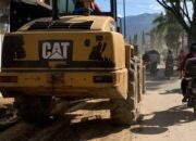 Polsek Pauh dan Masyarakat Bersinergi Lakukan Pembersihan Jalan