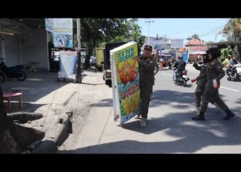 Warga Keluhkan Papan Iklan Menutup Akses Jalan,  Satpol PP Kota Padang Lakukan Penertiban. IST