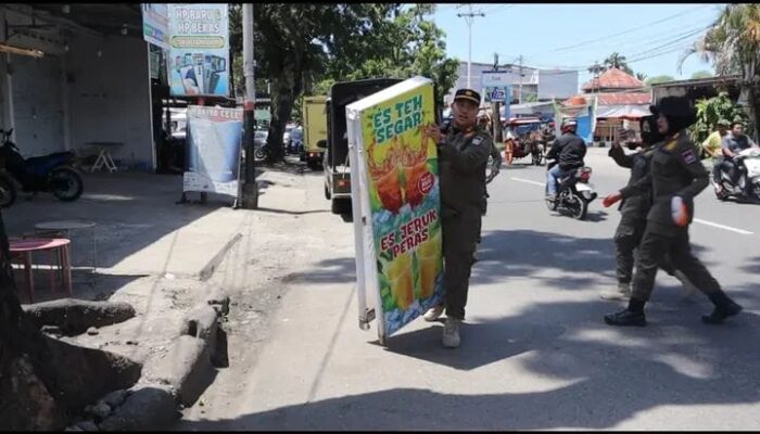 Warga Keluhkan Papan Iklan Menutup Akses Jalan,  Satpol PP Lakukan Penertiban