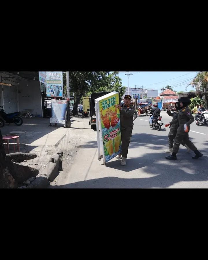 Warga Keluhkan Papan Iklan Menutup Akses Jalan, Satpol PP Kota Padang Lakukan Penertiban. IST