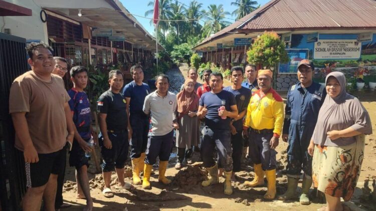 Pembersihan dan penyaluran kebutuhan air kepada warga terdampak, beberapa hari lalu. IST