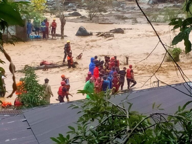 Kondisi evakuasi yang dilakukan ketika banjir kembali melanda, beberapa hari lalu. IST
