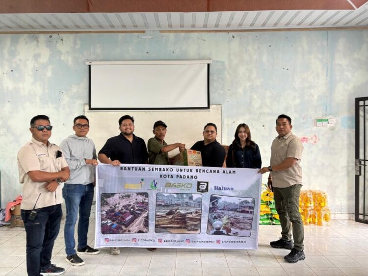 Owner Basko City Mall, Zico Basko didampingi General Manager Basko City Mall, Roby Wiryawan, General Manager Basko Grand Mall Padang, Wendoky Putra Basko bersama jajaran manajemen menyerahkan bantuan logistik kepada warga terdampak bencana di Lubuk Minturun, Kecamatan Koto Tangah, Kota Padang, Kamis (4/12). NURFATIMAH