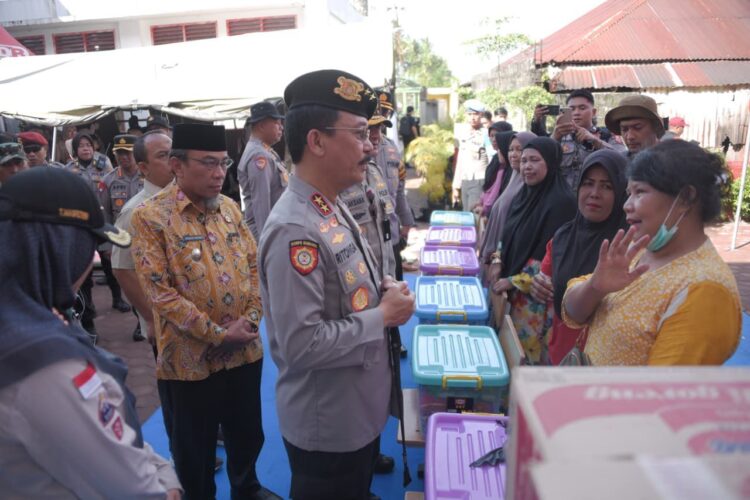 Wawako Maigus Nasir dampingi kunjungan Kakorsabhara Baharkam Polri, Irjen Pol Mulia Hasudungan Ritonga, meninjau masyarakat terdampak bencana di SDN 02 Cupak Tangah, Kamis (4/12). IST