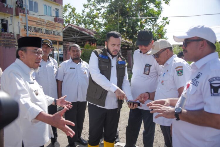 Wali Kota Fadly Amran mendampingi Dirjen KP Kementerian Perumahan dan Kawasan Permukiman, Fitrah Nur, meninjau sejumlah titik terdampak banjir bandang, Rabu (3/12). IST