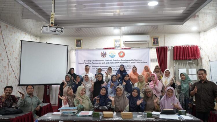 Foto bersama usai workshop penulisan artikel ilmiah internasional bagi guru SMK Nusatama Padang, Kamis (18/12). IST