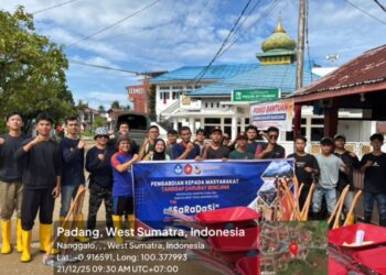 Tim Pengabdian Masyarakat Tanggap Darurat Bencana Politeknik Negeri Padang (PNP) membawa harapan baru bagi warga. Dengan dukungan dari Kementerian Pendidikan Tinggi, Sains, dan Teknologi (Kemendiktisaintek), PNP menyalurkan bantuan sekaligus bergotong royong membersihkan lingkungan warga pada Minggu (21/12). IST