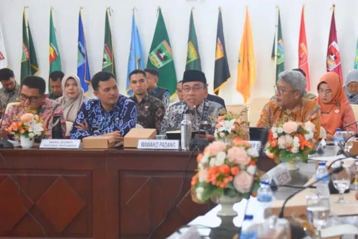 Rakor HLM TPID Triwulan IV Tahun 2025 yang diikuti Wakil Wali Kota Padang, Maigus Nasir, di Auditorium Gubernur Sumbar, Kamis (11/12). IST